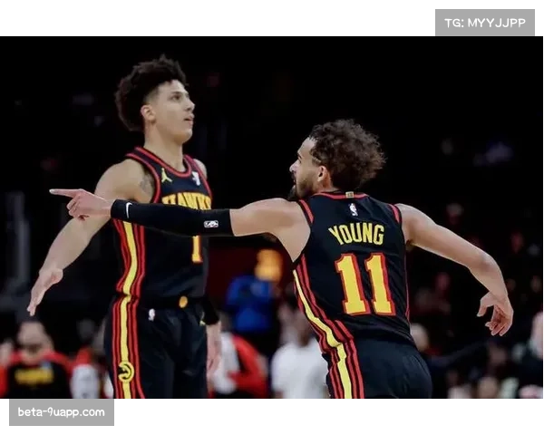 老鹰特雷杨超远三分尝试未果，篮板拼抢中吹罚争球悬念终结